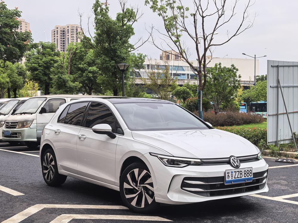 Volkswagen Golf 2025 car image #3