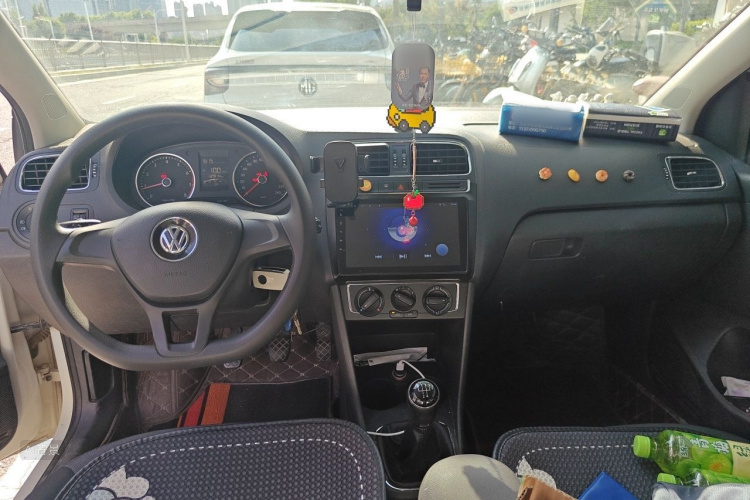Volkswagen Polo 2015 car image #11