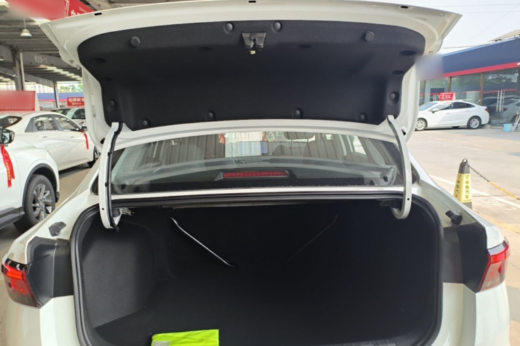 GEELY Emgrand 2026 car image #19