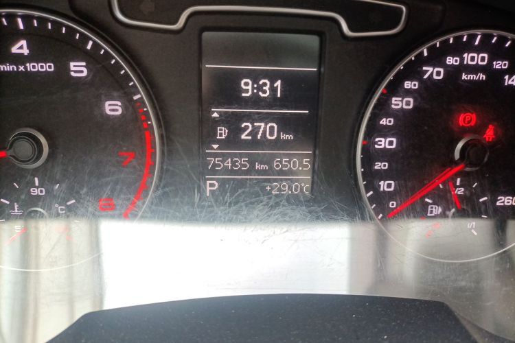 Audi Q3 2015 car image #8
