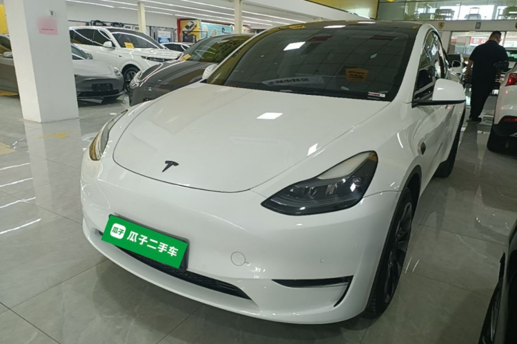 Tesla Model Y 2023 car image #2