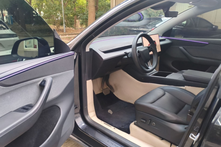 Tesla Model Y 2025 #16 Tesla Model Y 2025 car image #16