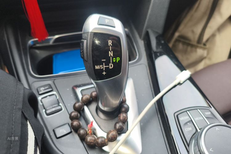 BMW 3 Series 2018 immagine di auto #16
