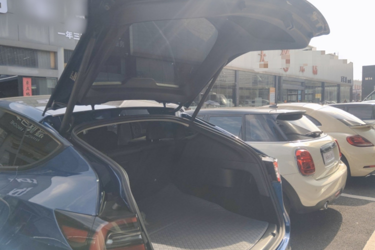 Tesla Model Y 2023 car image #19