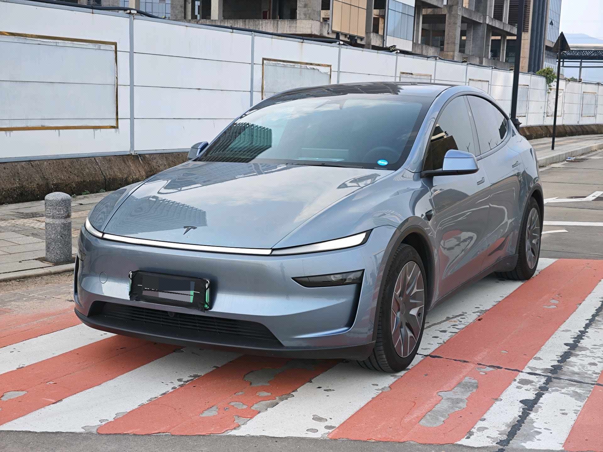Tesla Model Y L 2025 Tesla Model Y L 2025 car image