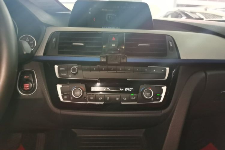 BMW 3 Series 2019 car image #13