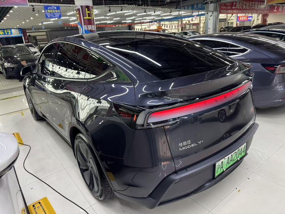 Tesla Model Y 2025 #4 Tesla Model Y 2025 immagine di auto #4