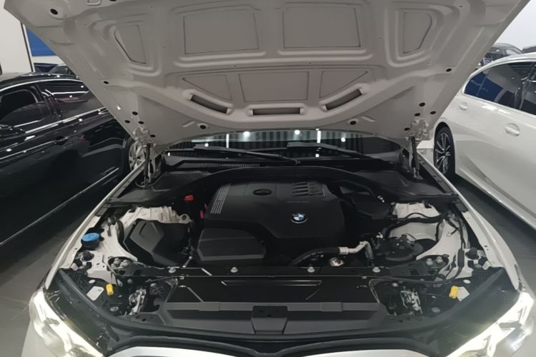 BMW 3 Series 2023 #22 BMW 3 Series 2023 صورة سيارة #22