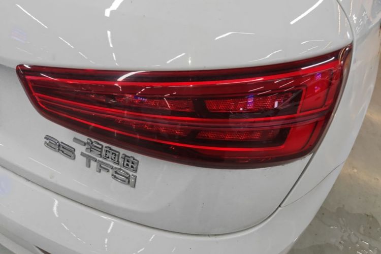 Audi Q3 2017 car image #8