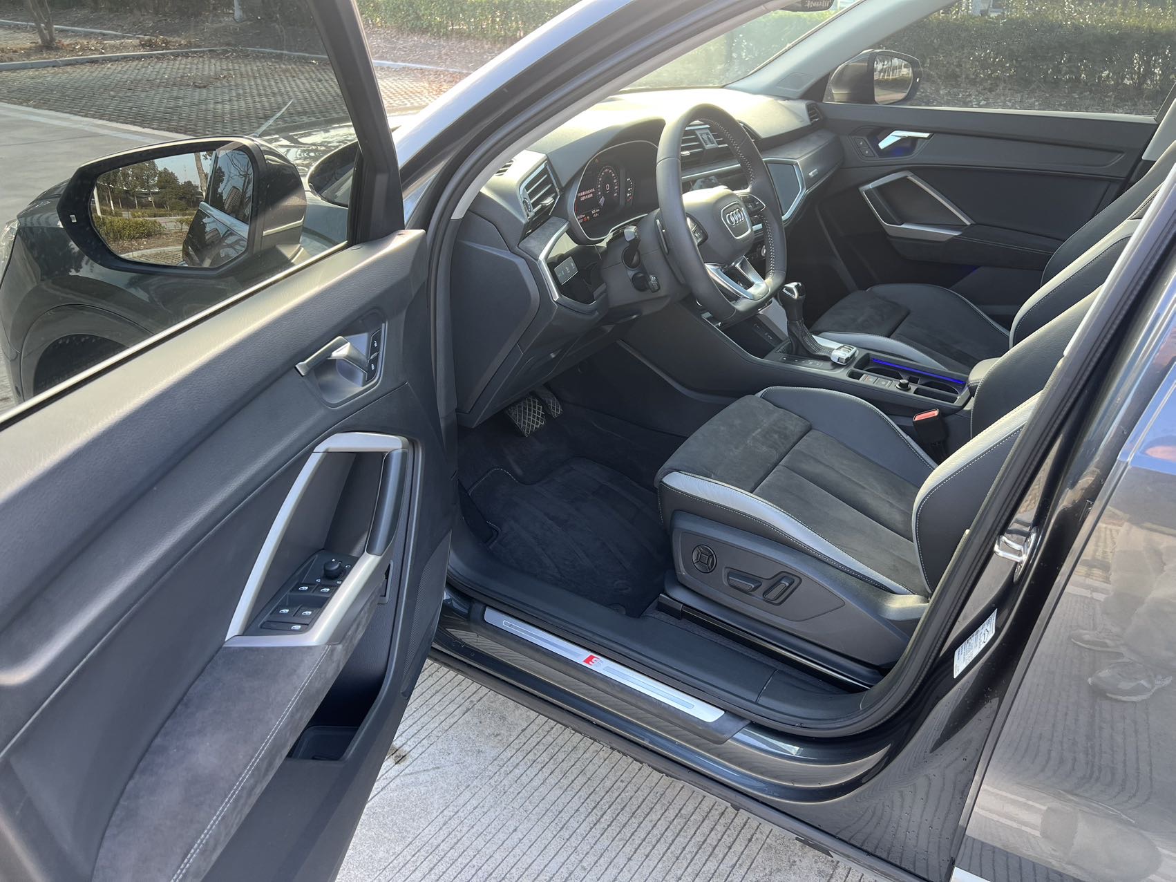 Audi Q3 2023 car image #12