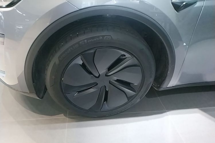 Tesla Model Y 2026 #9 Tesla Model Y 2026 car image #9