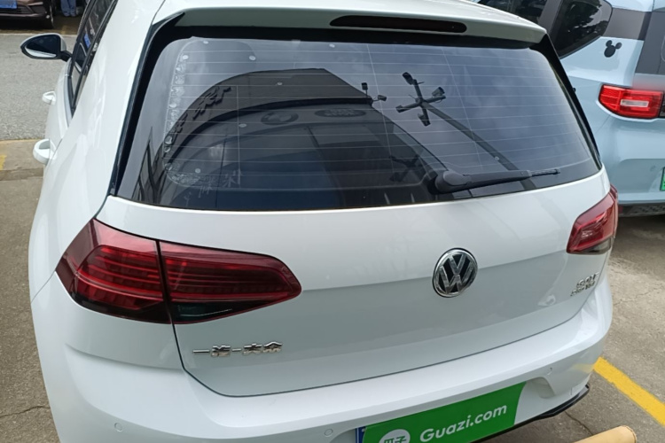 Volkswagen Golf 2018 car image #6