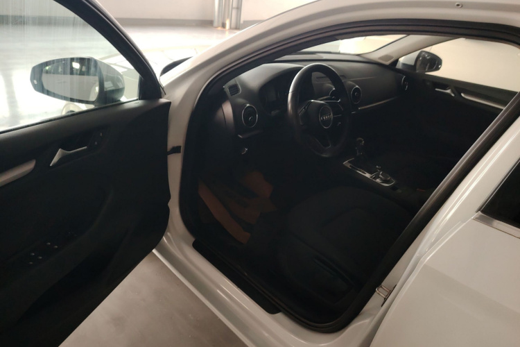 Audi A3 2018 car image #16