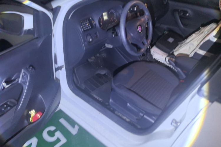 Volkswagen Polo 2015 car image #13