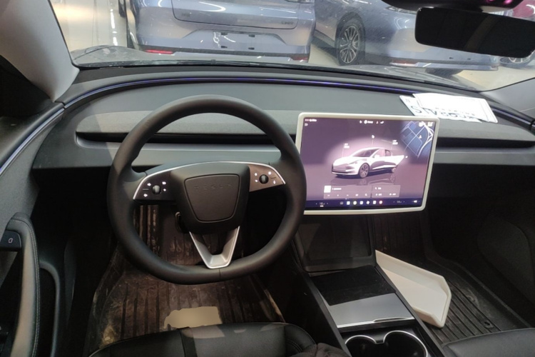 Tesla Model 3 2025 car image #10