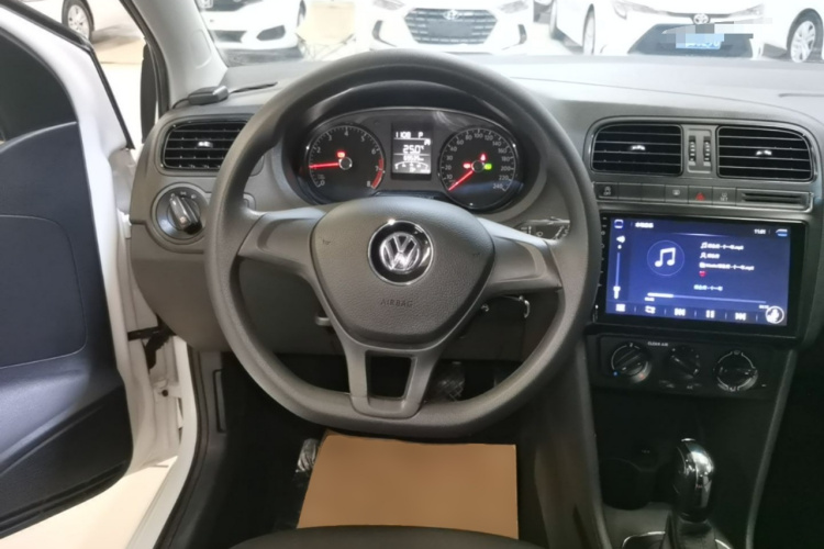 Volkswagen Polo 2019 car image #11