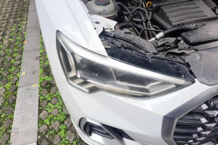 Audi Q3 2019 car image #8