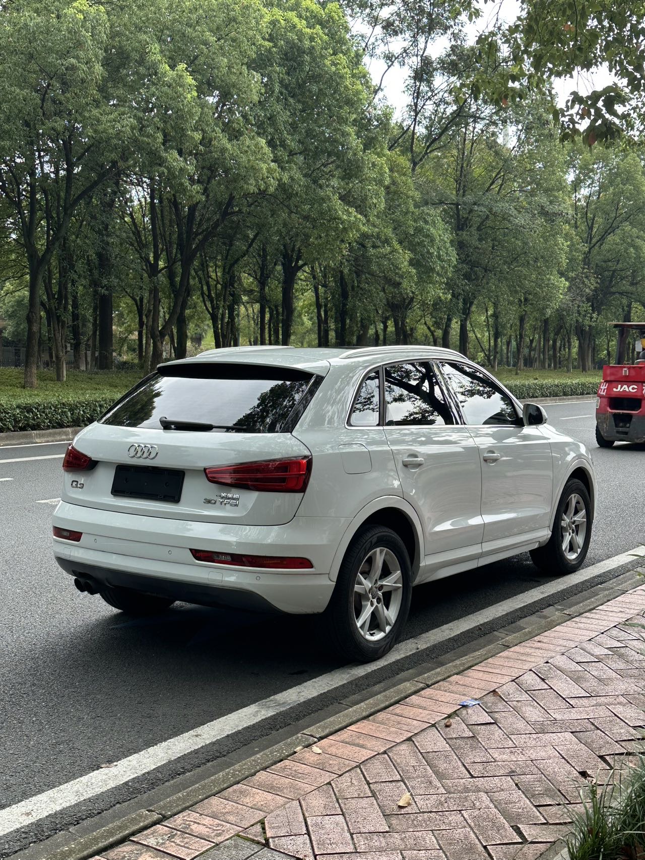 Audi Q3 2017 car image #4