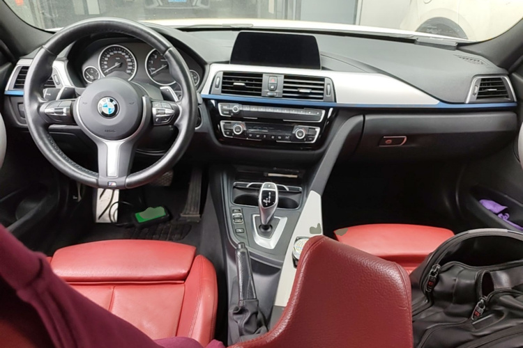 BMW 3 Series 2019 car image #10