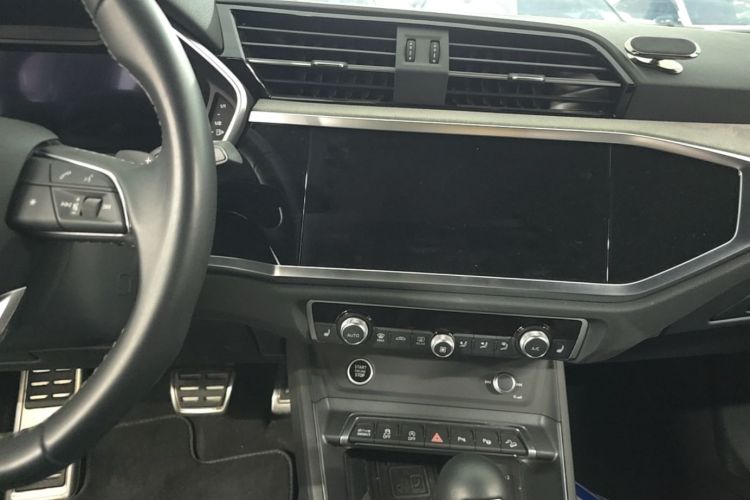 Audi Q3 2023 car image #13