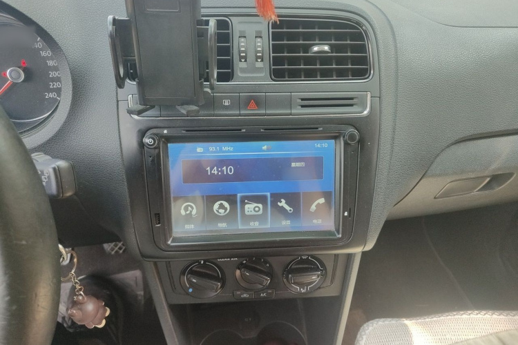 Volkswagen Polo 2017 car image #17