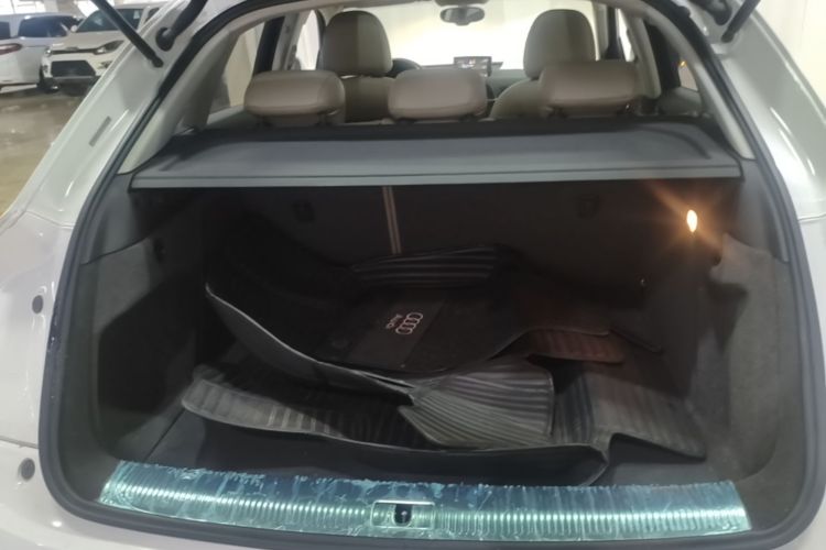 Audi Q3 2016 car image #19
