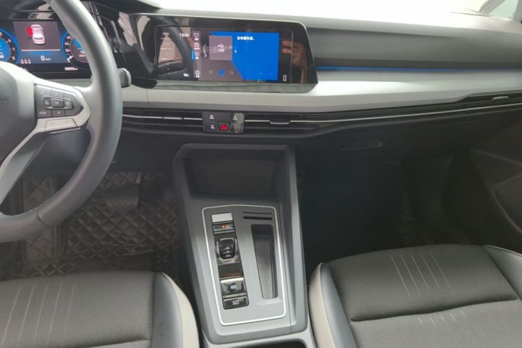 Volkswagen Golf 2022 car image #13