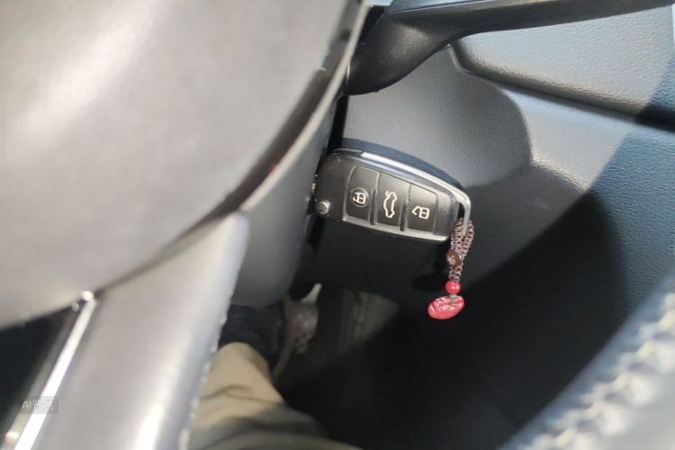 Audi Q3 2017 car image #10