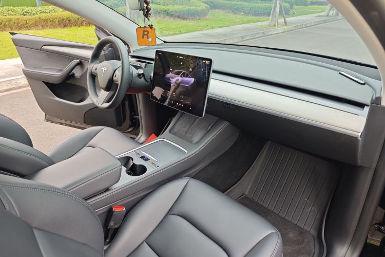 Tesla Model Y 2024 immagine di auto #26
