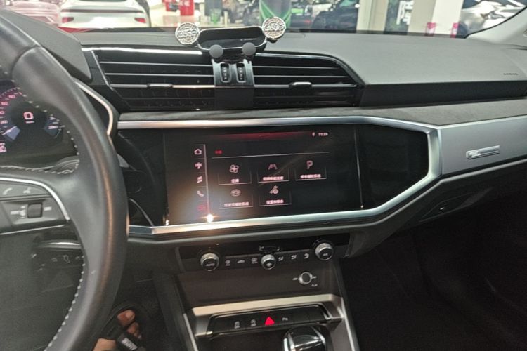 Audi Q3 2019 car image #13