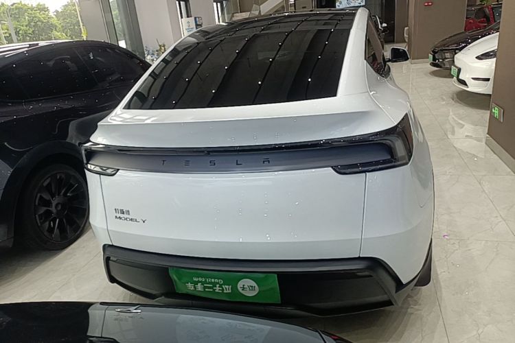 Tesla Model Y 2025 #6 Tesla Model Y 2025 car image #6
