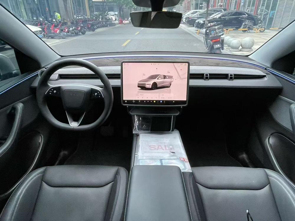 Tesla Model Y 2025 car image #7