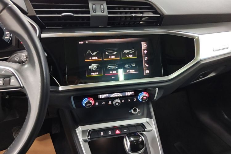 Audi Q3 2021 car image #13