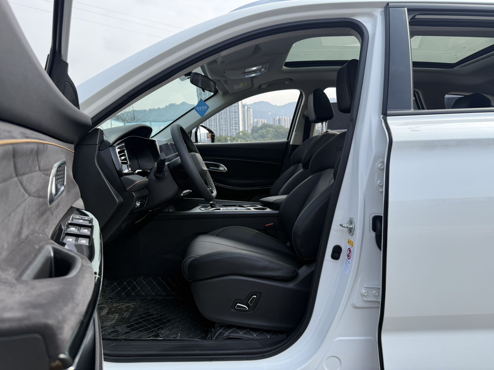 2023 car image #8
