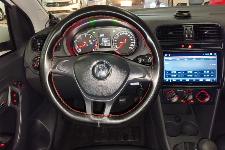 Volkswagen Polo 2017 car image #11