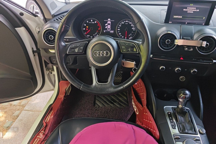 Audi A3 2018 car image #12