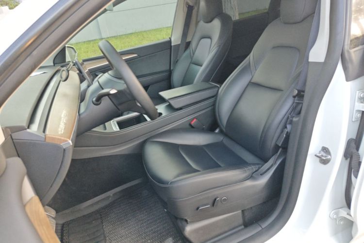 Tesla Model Y 2022 immagine di auto #15