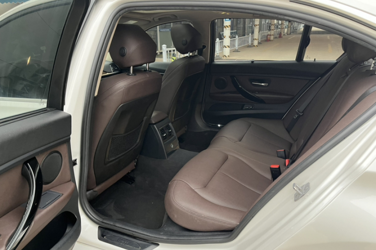BMW 3 Series 2018 car image #15