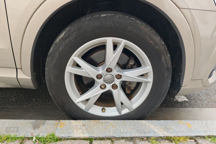 Audi Q3 2018 car image #9