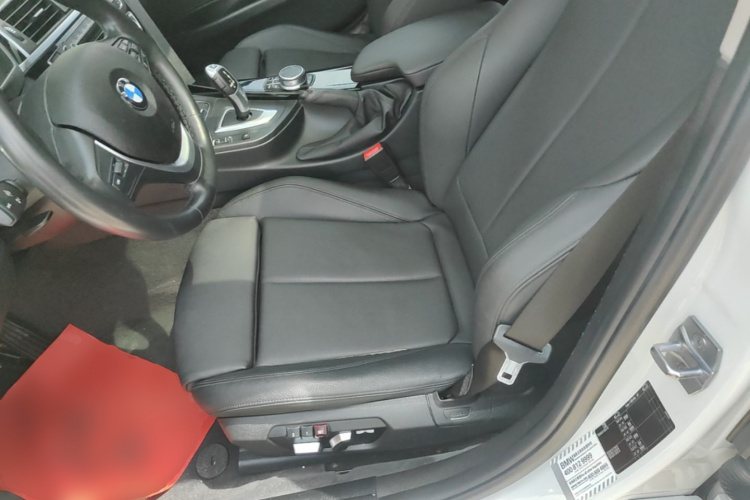 BMW 3 Series 2019 car image #15