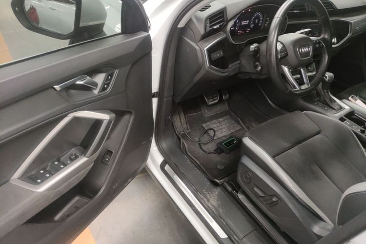 Audi Q3 2020 car image #16