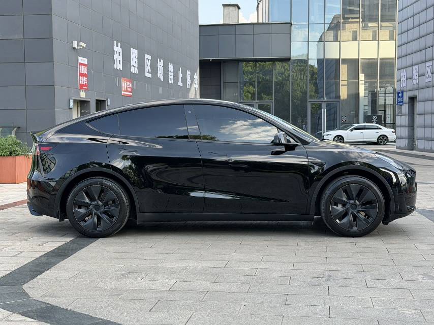 Tesla Model Y 2023 car image #4