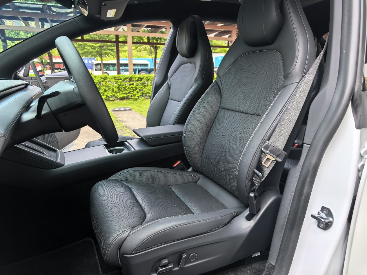 Tesla Model Y L 2025 #5 Tesla Model Y L 2025 car image #5