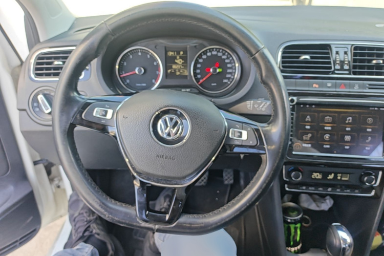 Volkswagen Polo 2015 car image #11