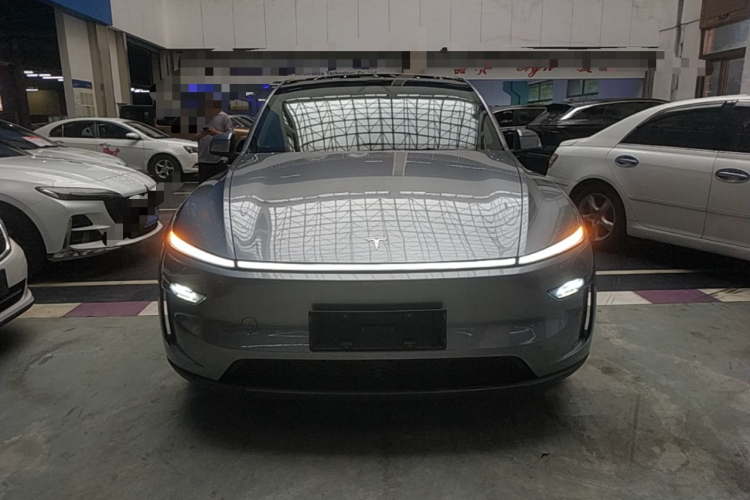 Tesla Model Y 2025 car image #3