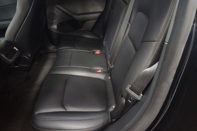 Tesla Model Y 2023 car image #17