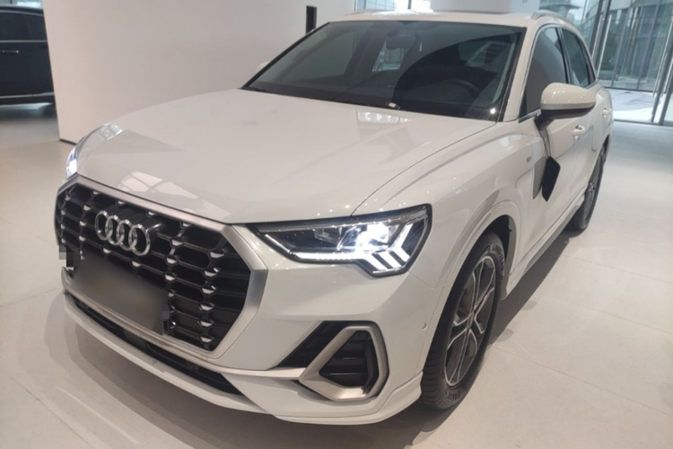 Audi Q3 2023 car image #2