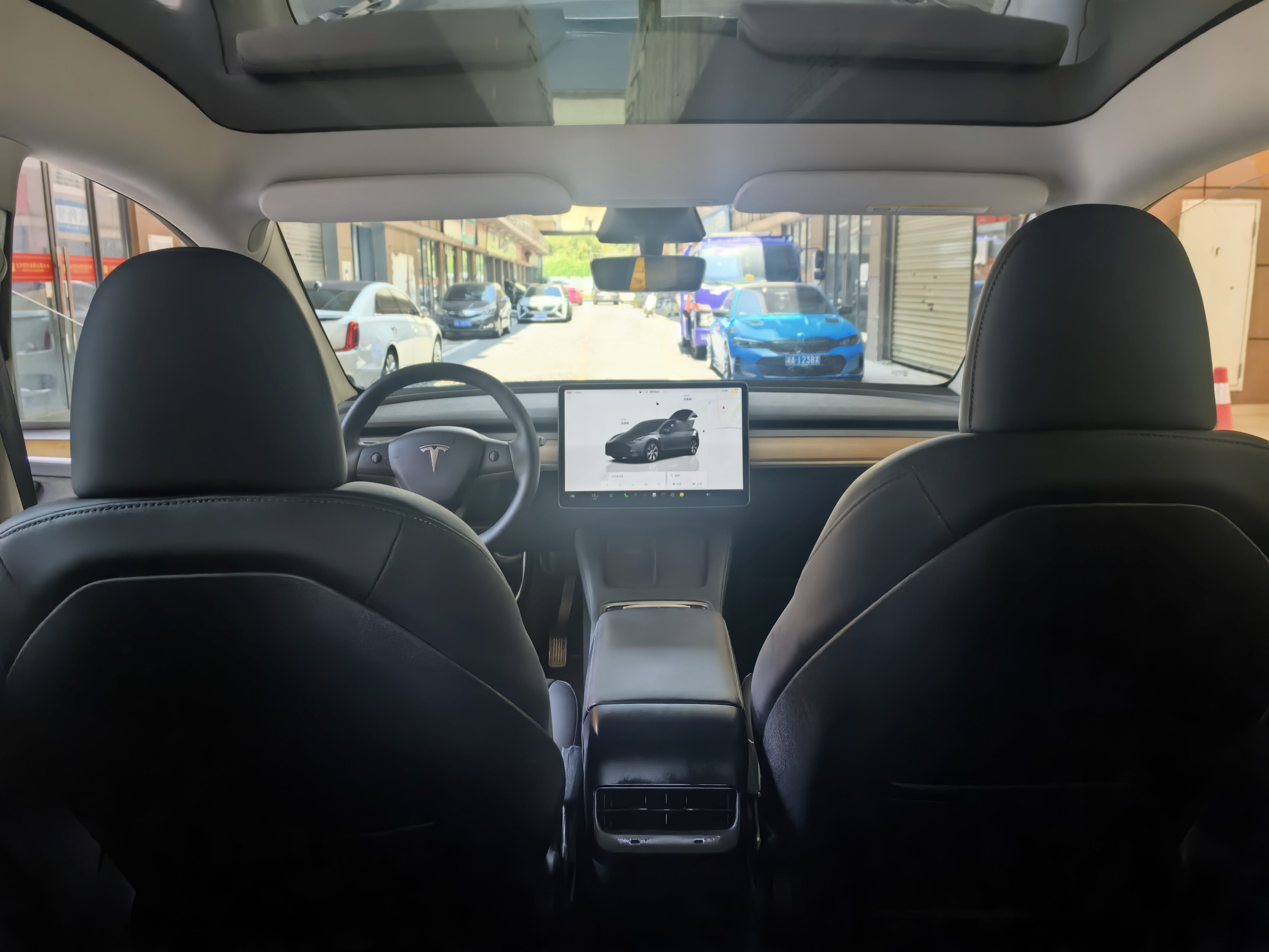 Tesla Model Y 2023 car image #10