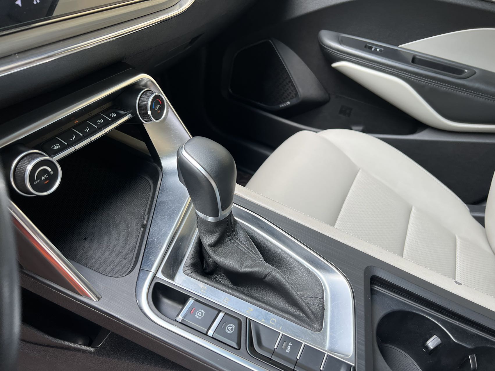 GEELY Binray 2018 car image #9