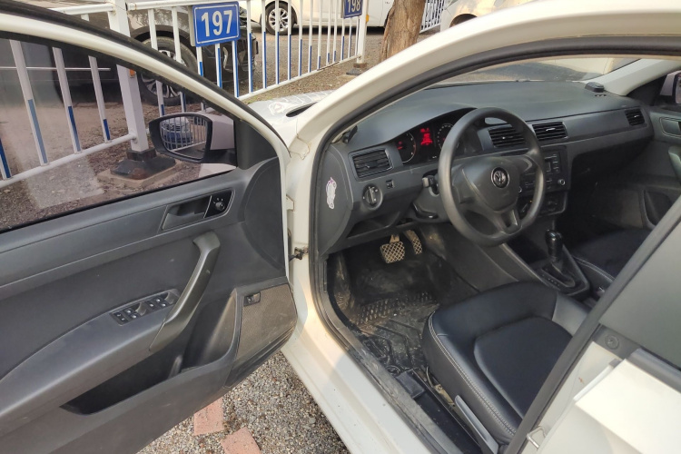 Volkswagen Santana 2018 صورة سيارة #13